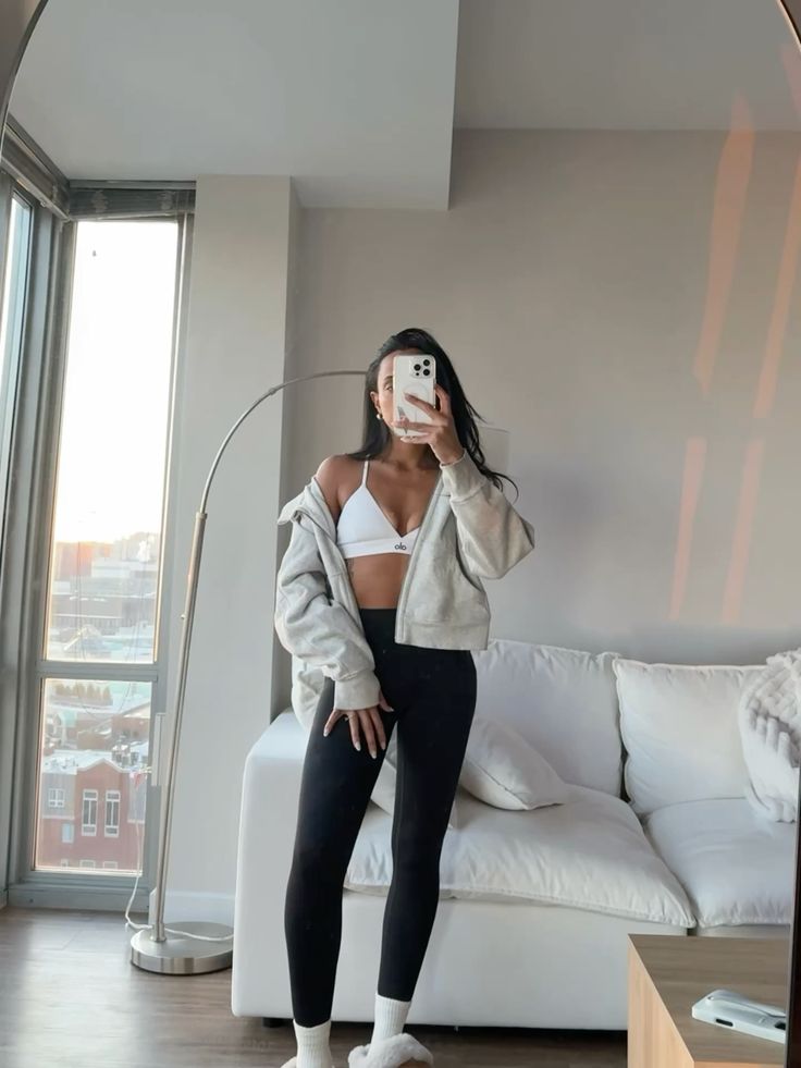 files/work_out_outfit_workout_clothes_exercise_outfit_athletic_wear_athleisure_alo_lululemon_alo_yoga_alo_yoga_aesthetic_white_alo_sports_bra_gray_lululemon_scuba_zip-up_pilates_outfit.jpg